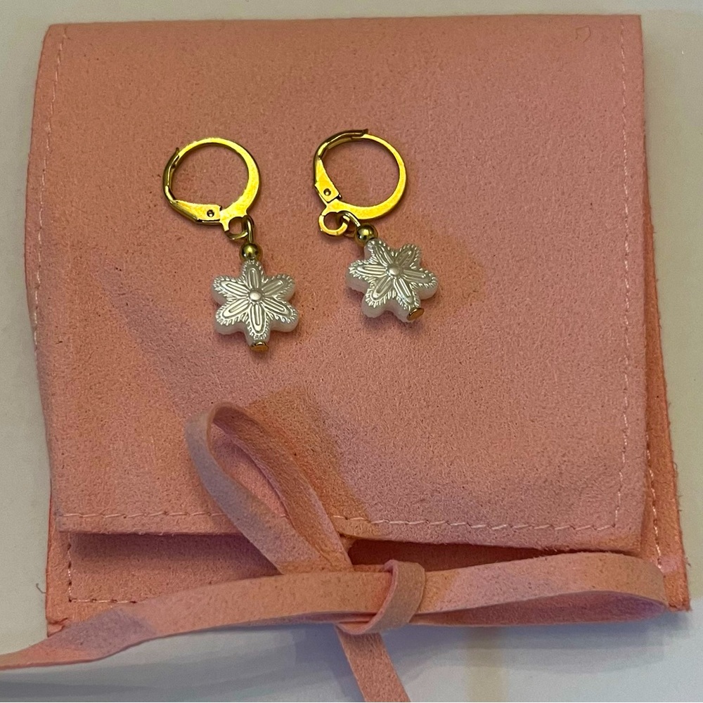 Anthropologie Pearl Shell Resin White Flower
Shaped Huggie Mini Gold Earrings